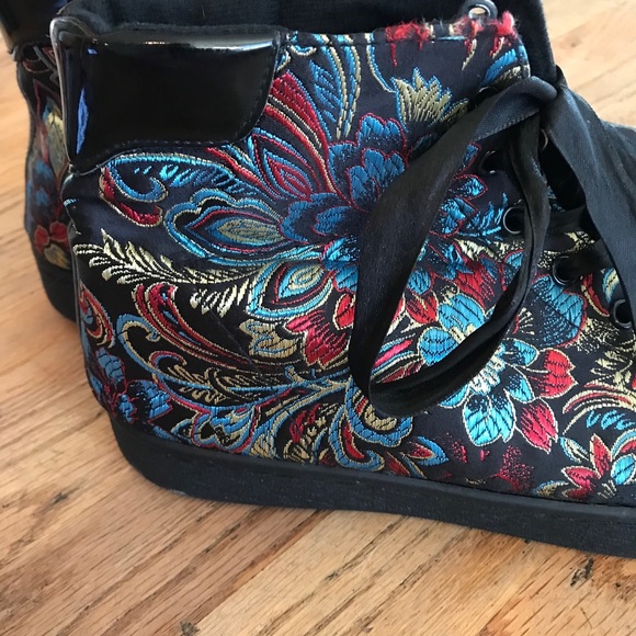 Sneakers - Picture 6 of 8